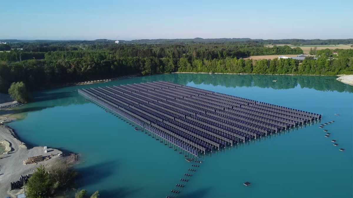 Alemania soluciona uno de los grandes quebraderos de cabeza de las energías renovables tirando paneles solares a un lago