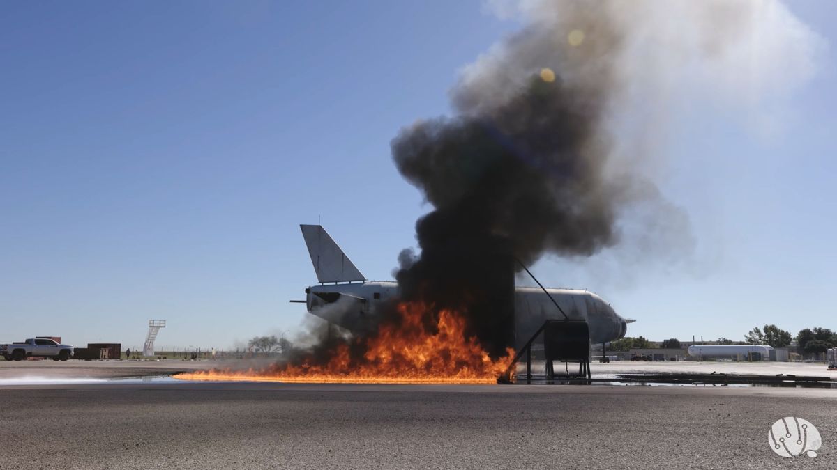 Colossus, el robot bombero que apaga un avión en llamas