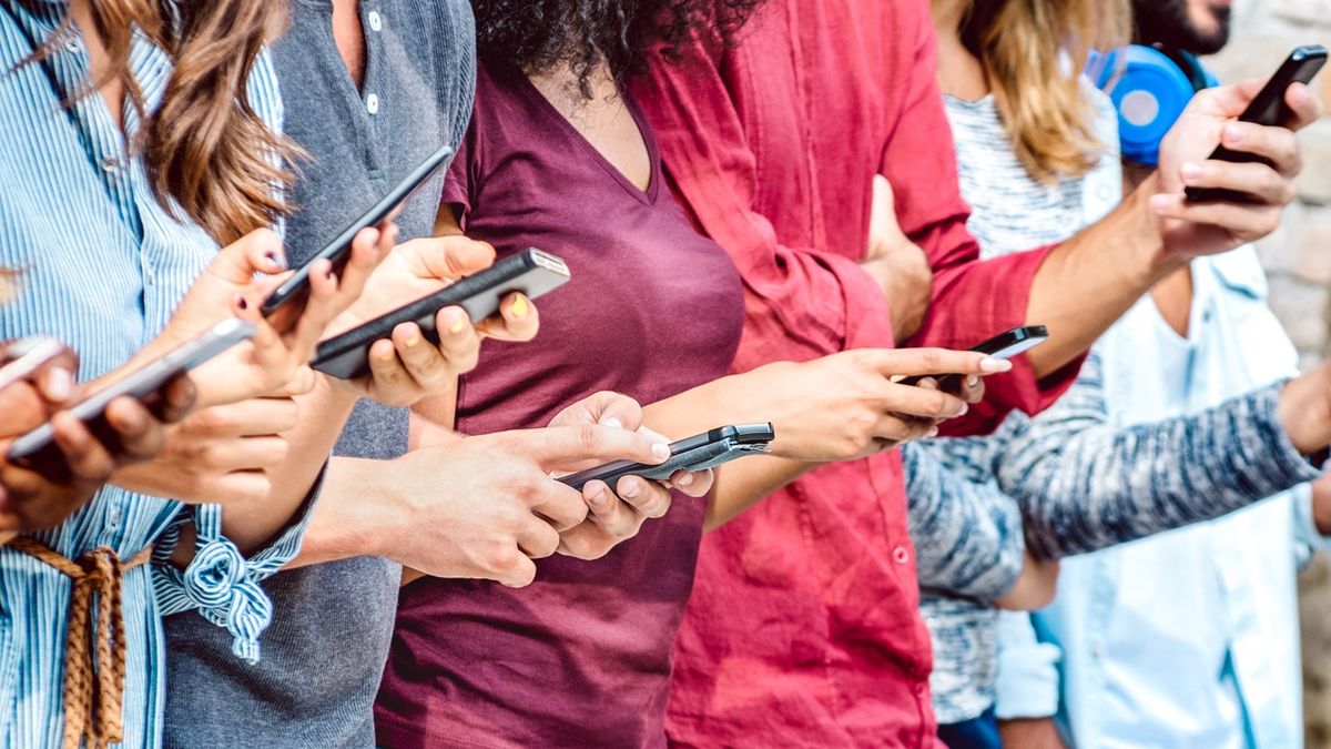 Digital detox, la práctica que los expertos recomiendan para desconectar: «Reduce el estrés y mejora la salud mental»
