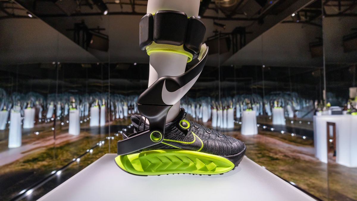 Nike desvela la primera zapatilla motorizada del mundo: «Es como la ayuda al pedaleo de una bicicleta eléctrica»