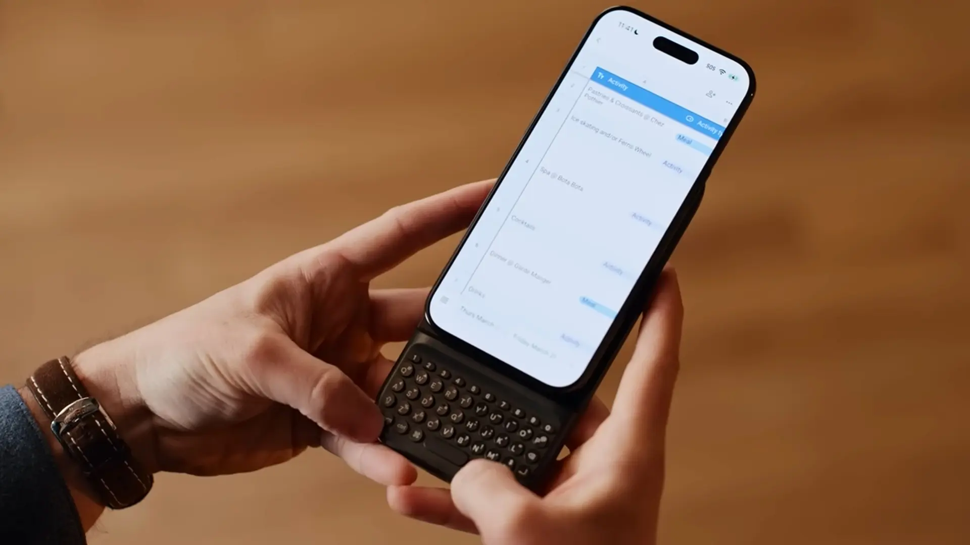 Esta batería para móvil viene con una sorpresa inesperada, y muy útil: un teclado físico
