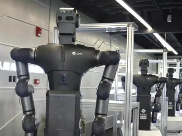 Abre en China la primera escuela de robots humanoides: aprenden tareas y comparten conocimientos