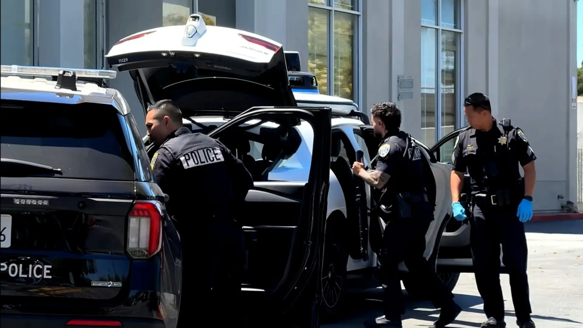 Un coche autónomo Waymo engaña a unos adolescentes gamberros diciéndoles que ha sufrido una avería, y los entrega a la policía