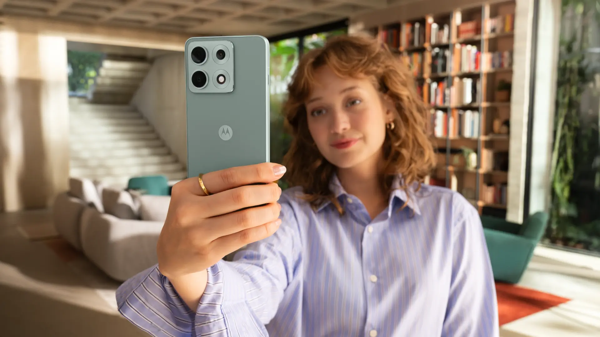 Motorola sorprende con un nuevo móvil de gama alta asequible y mayor batería en España