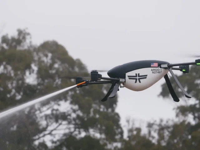 Los incendios están arrasando Estados Unidos, así que van a probar con drones apagafuegos